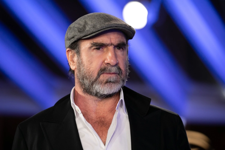 Voetballegende Eric Cantona is woedend: "Wie hier verantwoordelijk voor is, gooi ik in een grote zak met stront"