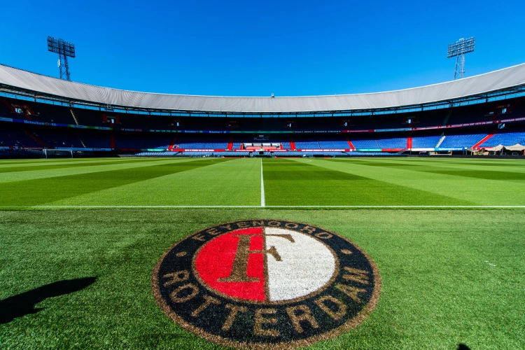 Bestuursleden bezoekende club bekogeld in bar, Feyenoord veroordeelt "verwerpelijke en laffe daad"