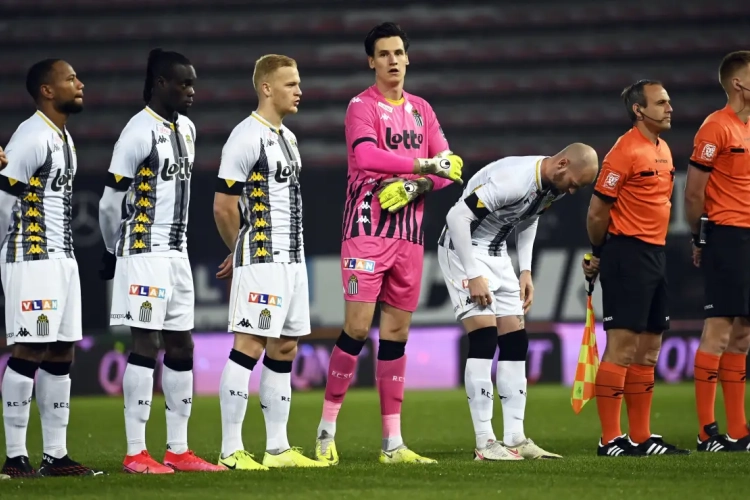 📷 Charleroi-fans zetten spelers op scherp voor duel met KV Kortrijk met... een hoop hooi: "Te veel geiten, niet genoeg Zebra's. Schiet in actie"