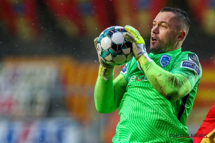 🎥 Danny Vuković krijgt mooi afscheid: Genk-supporters wuiven doelman voor zijn huis uit met Bengaals vuur en spandoeken 