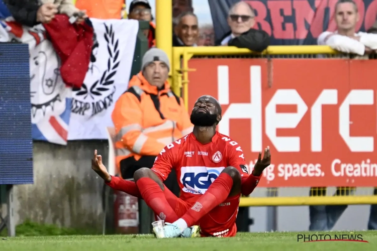 Het is zover: Didier Lamkel Zé (ex-Antwerp en Kortrijk) komt aan bij zijn nieuwe Belgische club