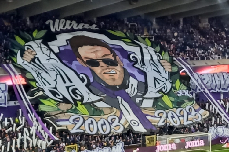 Pijnlijk: harde kern Standard steelt (deel) van Anderlecht-tifo