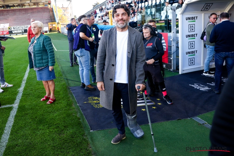 Mehdi Bayat met een bezorgd gezicht op de tribune: de Charleroi-supporters hadden geen medelijden met hem