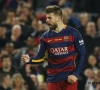 Gerard Pique lacht met Cristiano Ronaldo tijdens de titelviering van Barcelona