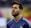 Lionel Messi staat gewoon aan de aftrap van het kwalificatieduel van Argentinië tegen Uruguay