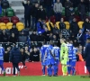 Genk-spelers durven eigen fans niet onder ogen komen na de 6-0-pandoering, maar dat werd door de furieuze aanhang niet aanvaard...