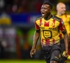 Hassane Bandé van KV Mechelen doet straffer Emmanuel Dennis (Club Brugge) én Kylian Mbappé