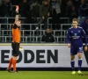 Poolse spits van Anderlecht alweer de pineut na domme uitsluiting en kopstoot tegen deur