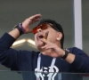 Maradona steelt de show tijdens Argentinië-Ijsland met sigaar in rookvrij stadion (en zelfs een snuifje?)