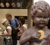 Manneken Pis krijgt voor de 1.015ste keer een kostuum en wel van een Belgische traditieclub