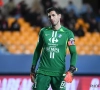 Keeper van Franse tweedeklasser Grenoble Foot gooit de bal in eigen doel