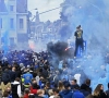 Honderden Club Brugge-supporters geven hun kampioenen blauw-zwart welkom in straten van Brugge