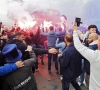 Voetbal, een feest? Club-fans bekogelen reporter met blikjes bier tijdens live-interventie