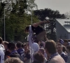 Boze fans van Anderlecht wachten de spelersbus op in Neerpede