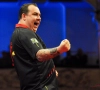 Darter en Antwerpfan Kim Huybrechts reageert nadat hij slagen krijgt na bekerfinale