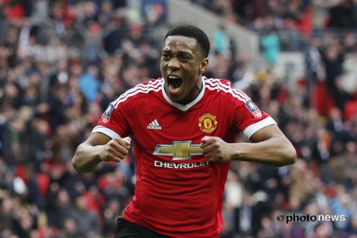 Pijnlijk! Op deze domme manier gooit Martial het nieuwe United-shirt te grabbel