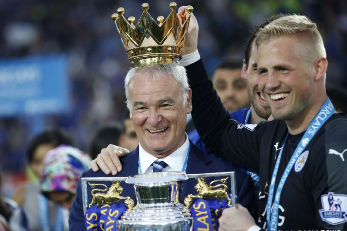 VIDEO: Italiaans maatpak of niet, Ranieri wordt getrakteerd op een 'Champagne Shower'