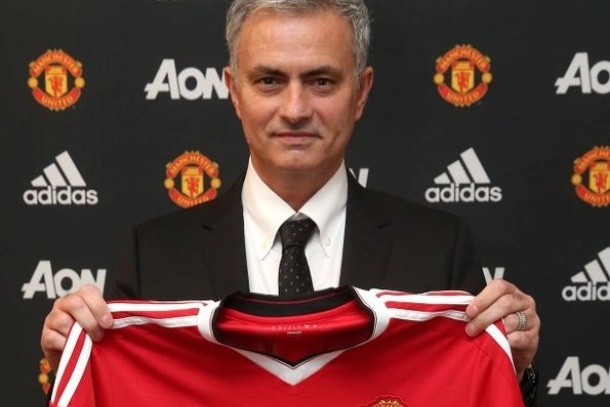 OFFICIEEL: Mourinho is trainer van United en krijgt enorm shopbudget