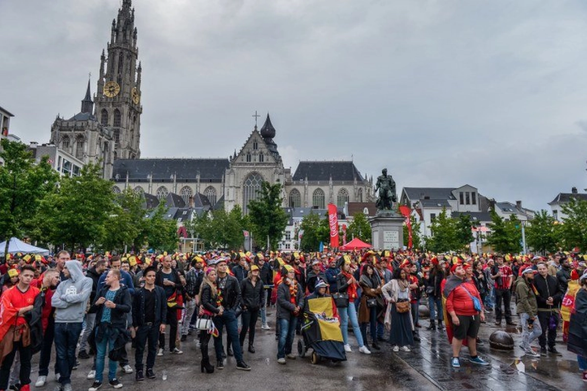 De mooiste dames op Football Plaza Antwerpen: Italiaanse furie en Belgische schoonheid