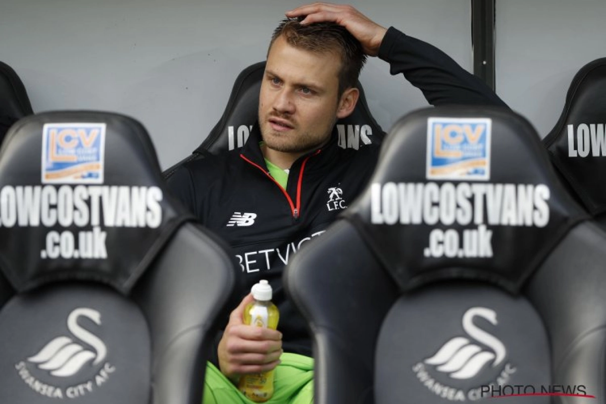 VIDEO: Mignolet zit op de bank, maar reageert geniaal: "Bank verwarmen? Bank drukken!"