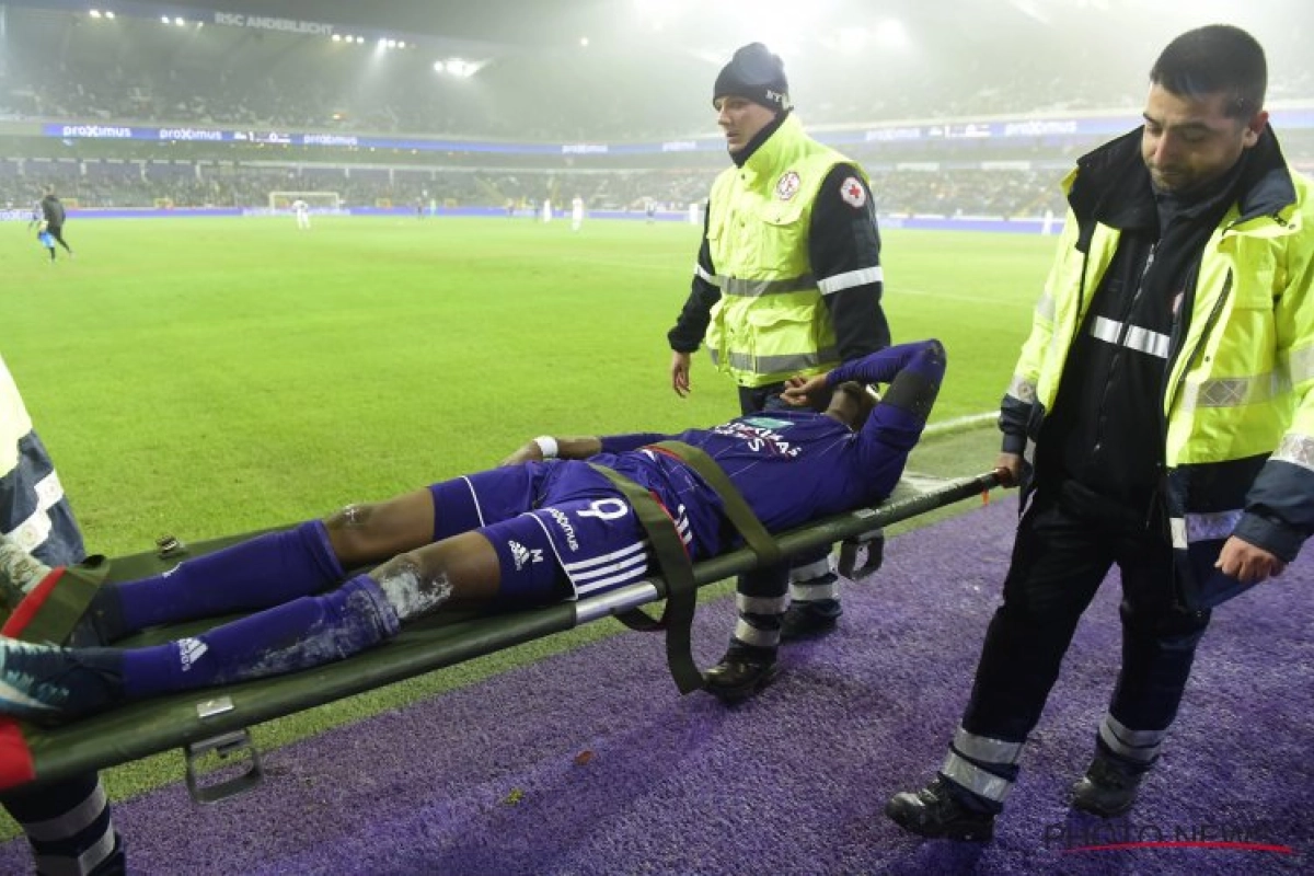 Onyekuru op een draagberrie van het veld: mogelijk lange tijd out