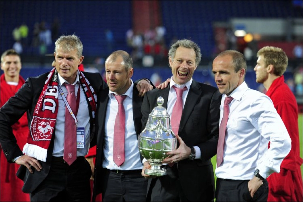 Club die bijna kampioen werd onder Michel Preud'homme zit in bijzonder vieze papieren en dus rolt kop van de trainer