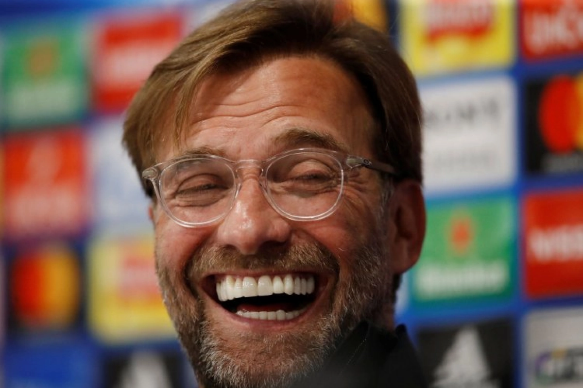 ? Klopp krijgt iedereen aan het lachen wanneer hij plots begint te zingen