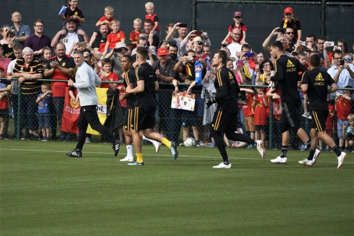 Fans die niet binnen konden in Tubeke bestormen poorten, twee opmerkelijke afwezigen op training