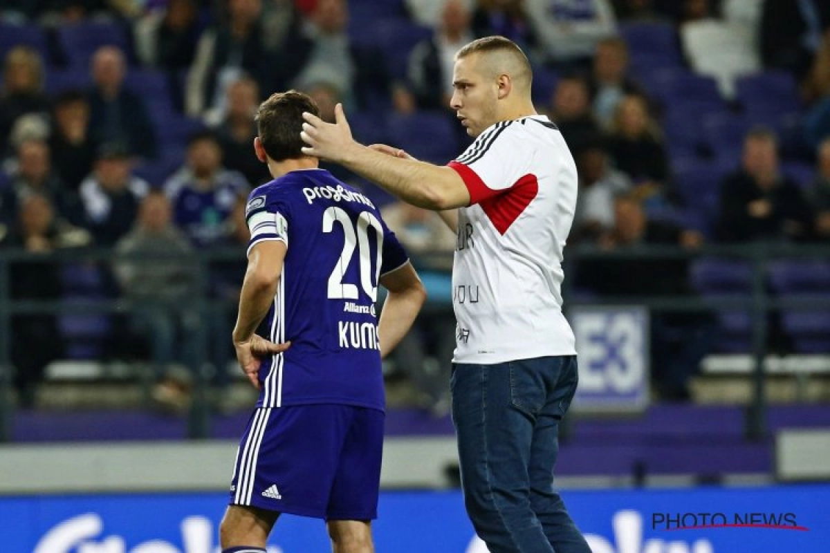 ? Het beste wat de Anderlecht-fans te zien kregen? Veldbestormer gaat bij 0-3-stand verhaal halen bij de spelers