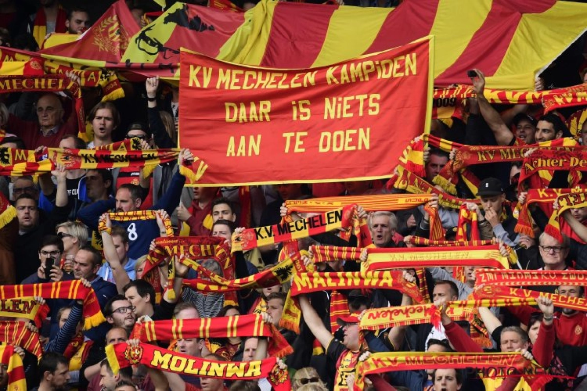 ? KV Mechelen hervat competitie voor meer dan 15.000 fans met indrukwekkende tifo, Beerschot Wilrijk-supporters zwaaien met geldbriefjes