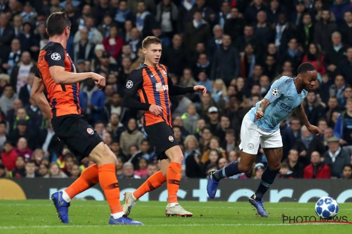 ? Sterling (Man City) krijgt de belachelijkste penalty van de week: "Getackeld door een grassprietje"