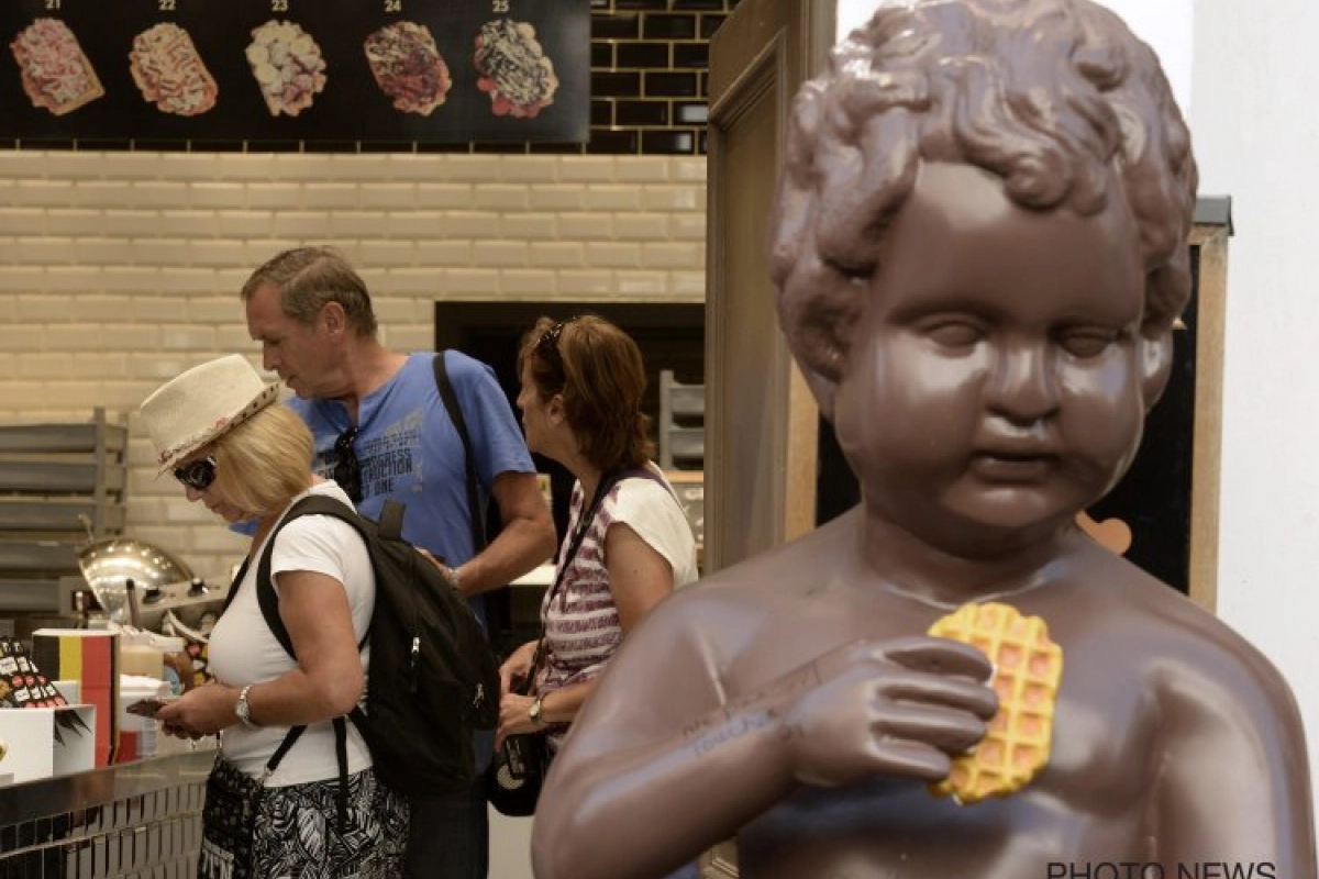 Manneken Pis krijgt voor de 1.015ste keer een kostuum en wel van een Belgische traditieclub