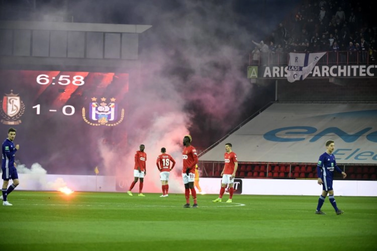 "Mauve/Rouche un jour, Mauve/Rouche toujours": Standard beschuldigt Anderlecht van 'spieken' en ontketent oorlogje op sociale media