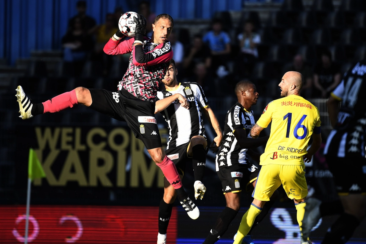 Gedoe rond truitjes Charleroi - Anderlecht? Wat dan gezegd van de keeperstrui? Penneteau reageerde gevat