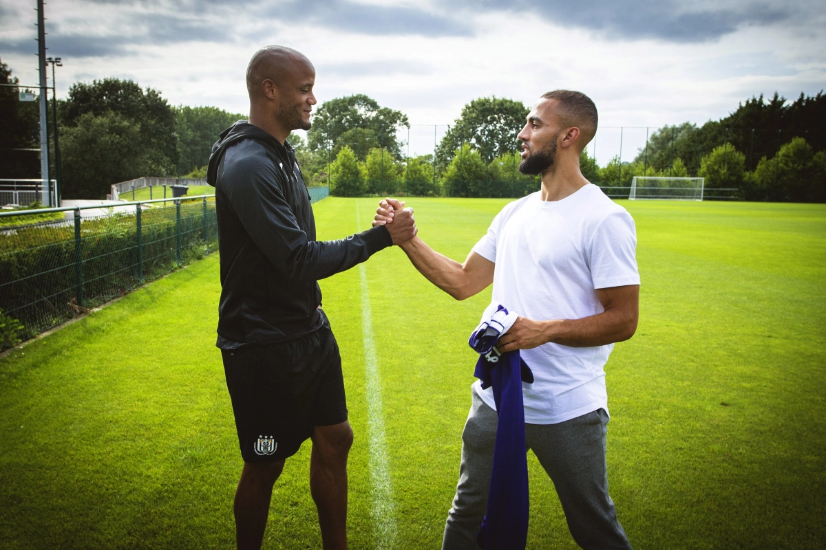 Roofe vol lof over Kompany: "Hij is een nationale held" 