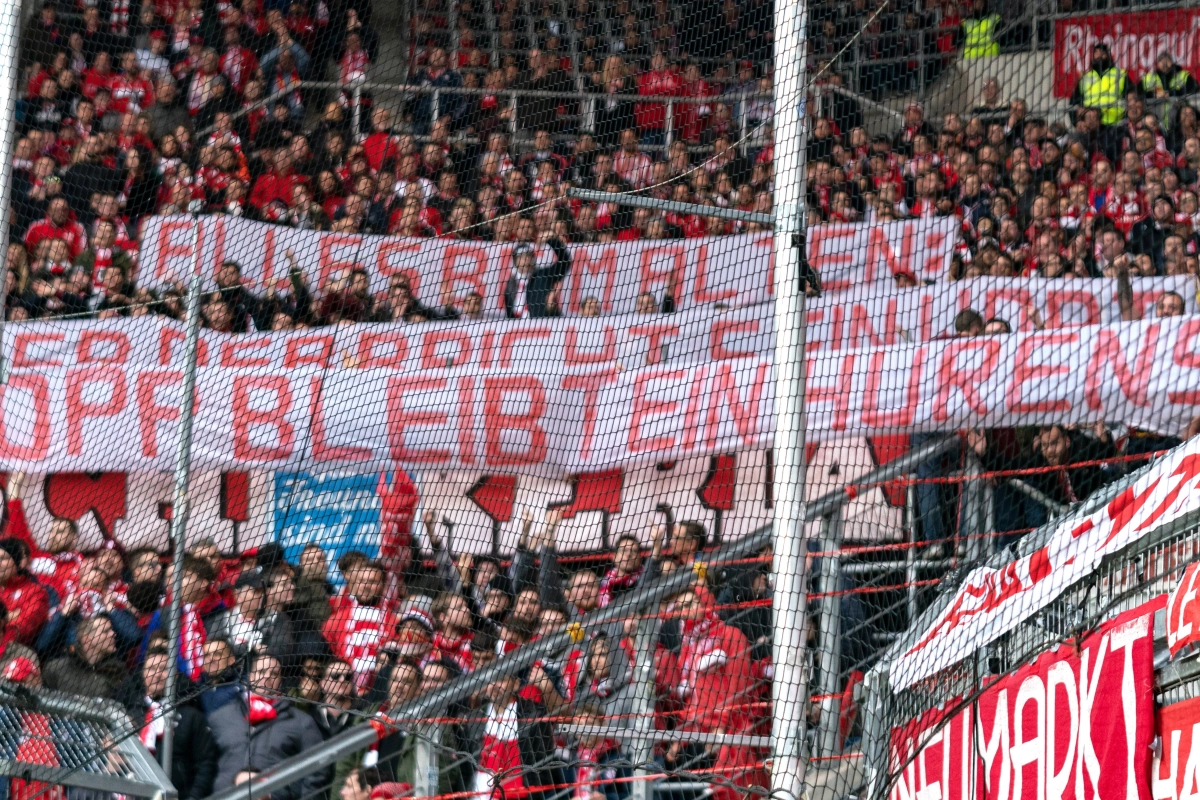 Bayern München bezwijkt voor oliedollars uit Qatar en dat is tegen de zin van de supporters: "Bestuur buiten!"