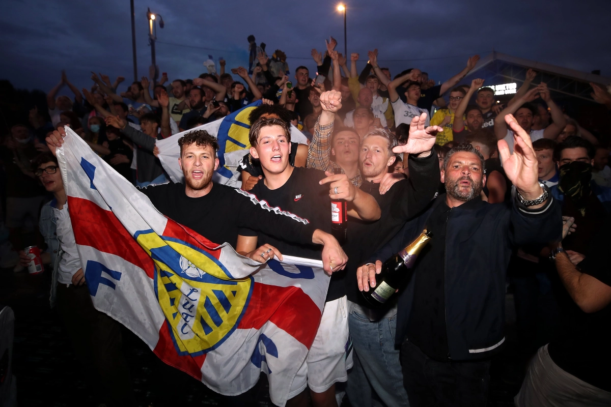 Leeds United houdt geen rekening met coronamaatregelen en viert titel met duizenden fans