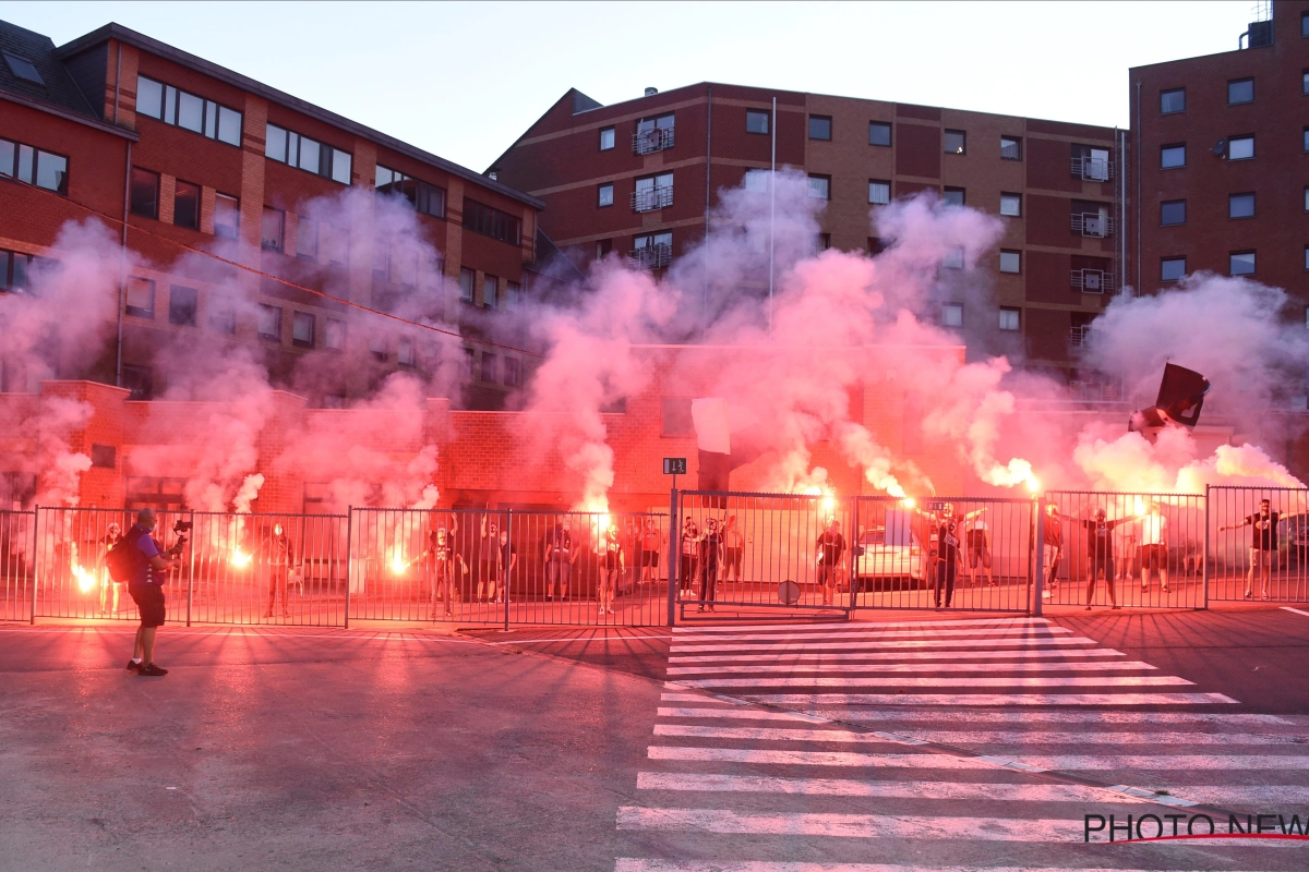 📷 Supporters Charleroi slagen er toch in om te vieren met de spelers