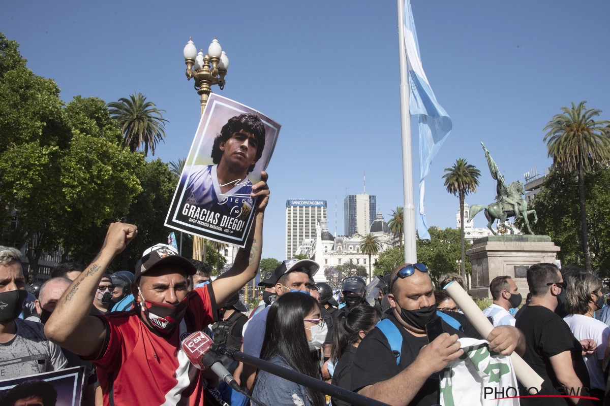 📷 Schaamteloos! Medewerker van begrafenisondernemer poseert met duimpje omhoog naast lichaam van Maradona