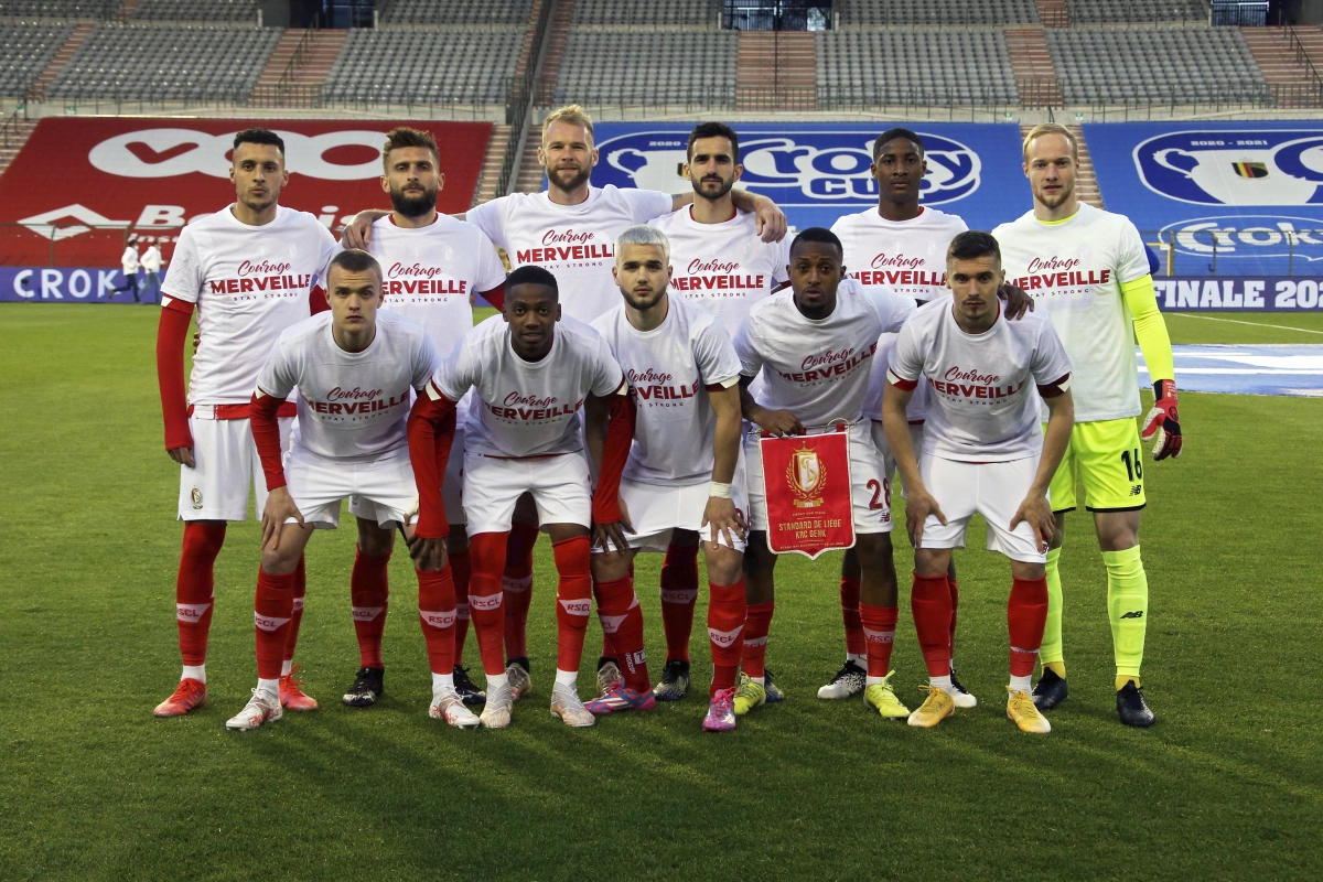 Spelers van Standard steken geblesseerde Bokadi een hart onder de riem