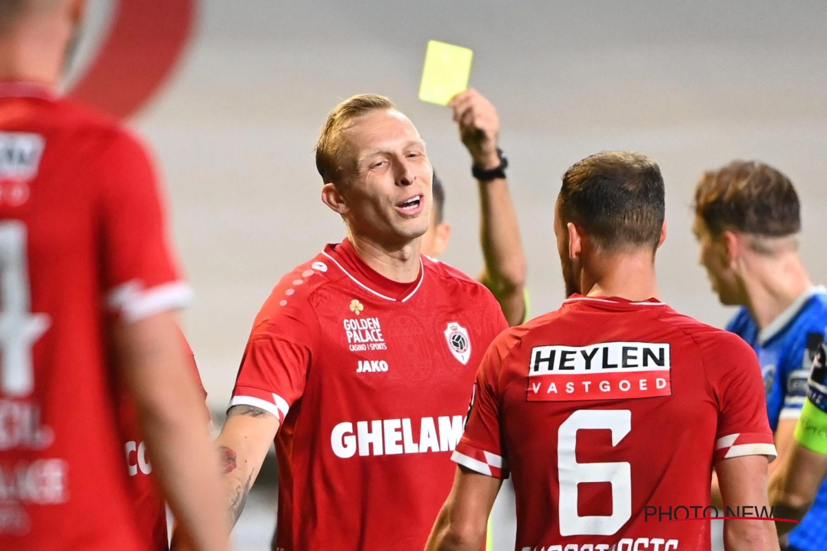 De Laet scoort zijn eerste, maar moet ook het veld af: "Da's den Bram hé. Hij probeert me al jaren rood te geven"