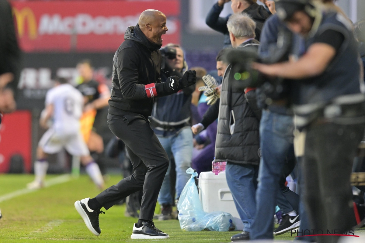 🎥 Dat het ook Kompany deugd deed: coach viert met papa en krijgt cadeau van de spelers