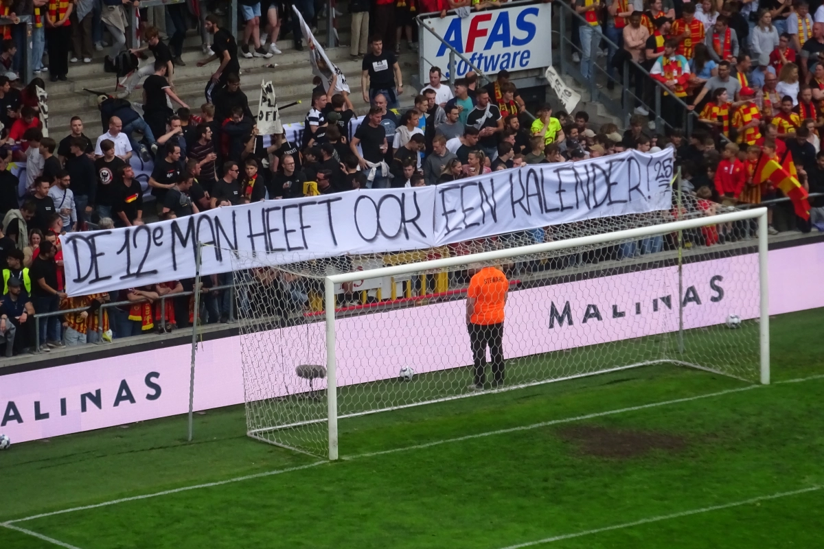 📷 Van 'Nog aan het werk' naar '12e man heeft ook kalender': actie tegen aanvangsuur en midweekvoetbal in Mechelen