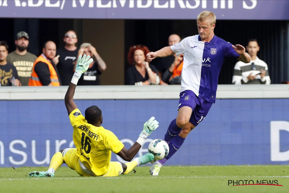 Zelfs geen VAR-interventie: had dit niet altijd rood moeten zijn voor Charleroi-speler?