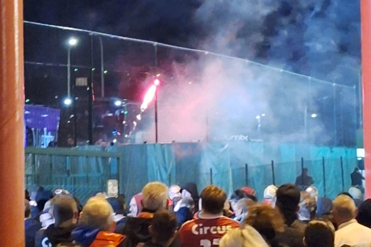 🎥 Het loopt weer helemaal verkeerd in Luik: fans Anderlecht werpen bommetjes, politie moet ingrijpen met grote middelen