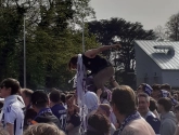 Boze fans van Anderlecht wachten de spelersbus op in Neerpede