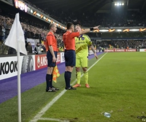 Anderlecht-spelers gingen bewust protesteren: "Anders riskeer je dat de ref zijn lijnrechter volgt"