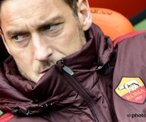 VIDEO: Geniale Totti pest zijn ploegmaats op de bank!