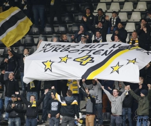 Fans van Charleroi en Lokeren eren Grégory Mertens op deze knappe wijze!