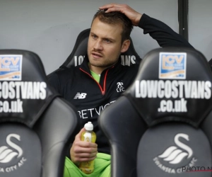 VIDEO: Mignolet zit op de bank, maar reageert geniaal: "Bank verwarmen? Bank drukken!"